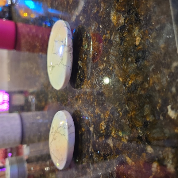 Howlite Angel Aura Palmstones - Picture 2 of 3